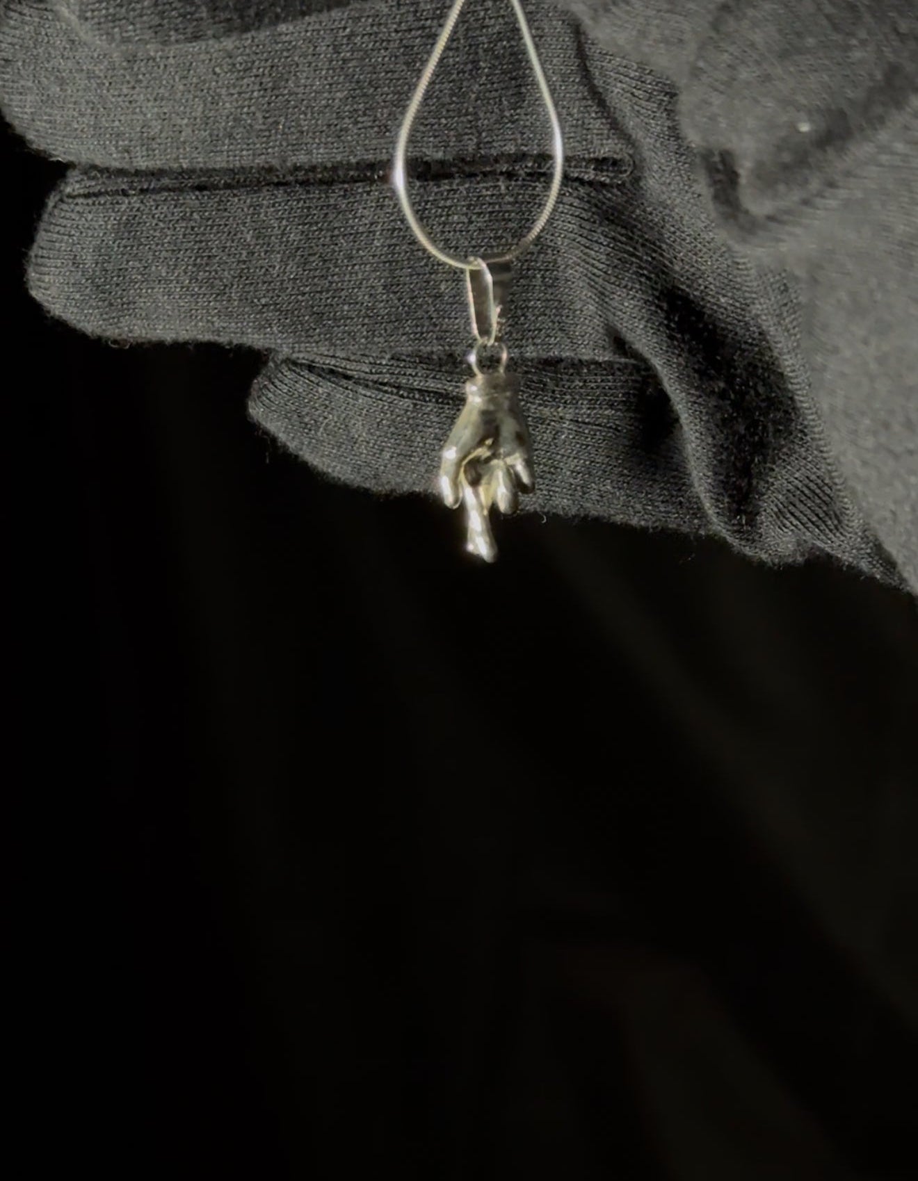 Dije de plata inspirado en S. Gojō