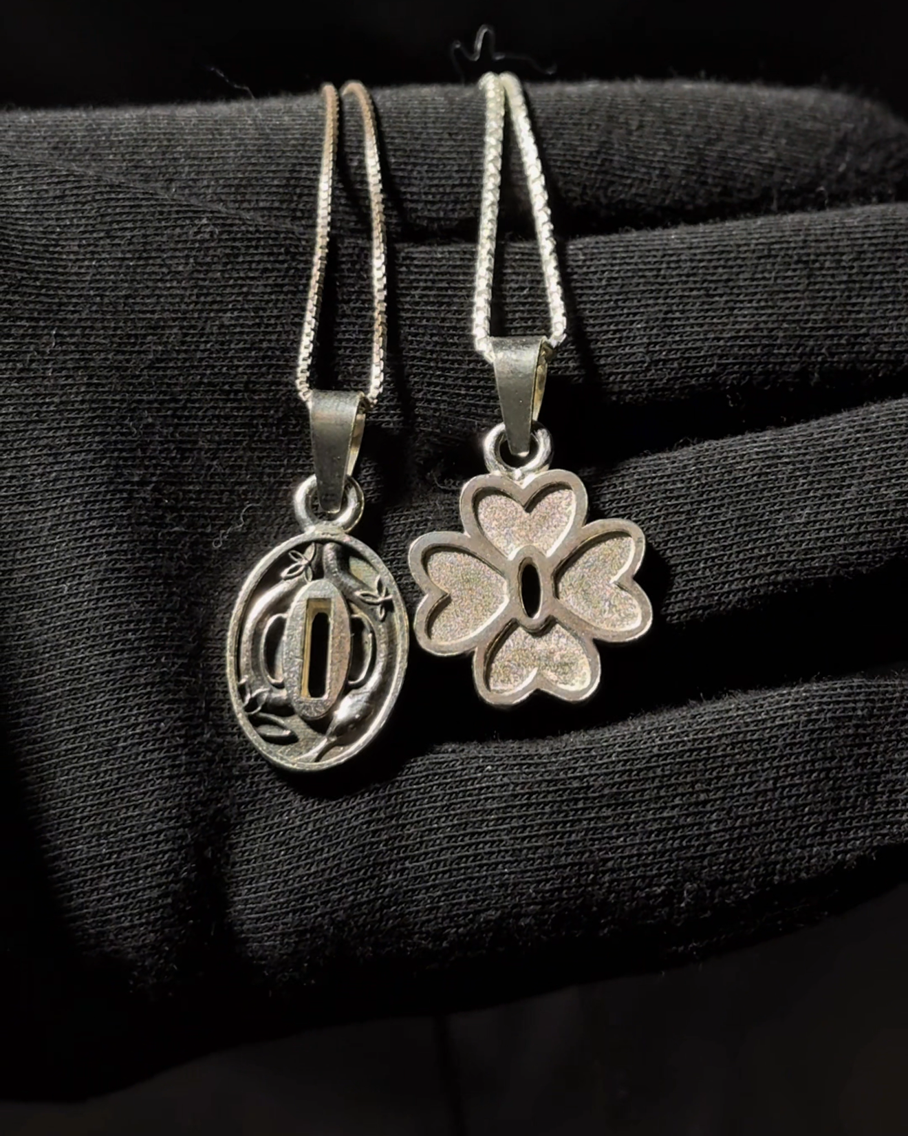 Par de Dijes pilares Serpiente/Amor