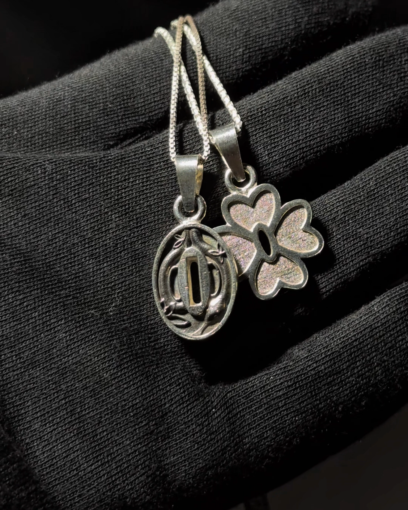 Par de Dijes pilares Serpiente/Amor